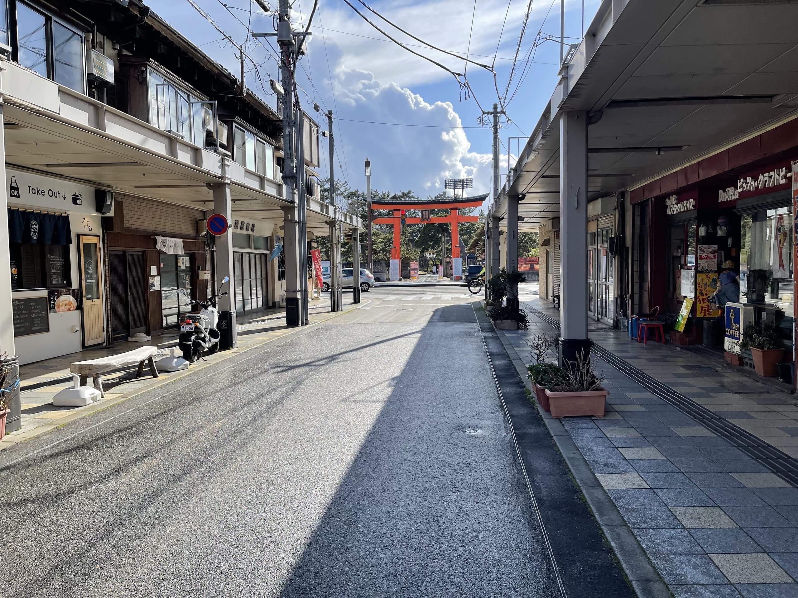 古町の一番町から見る、白山神社大鳥居です。